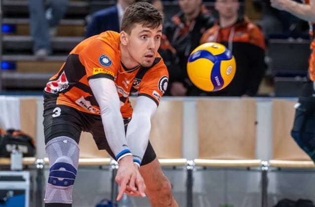 17 03 2024, Berlin, Volleyball 1 Bundesliga, Men, Playoff quarterfinals, match 1, BR Volleys SSC Karlsruhe, Max Schmeling Halle Berlins Jiri Haenninen takes a ball at BR Volleys SSC Karlsruhe