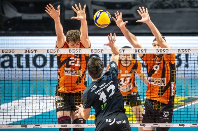 17 03 2024, Berlin, Volleyball 1 Bundesliga, Men, Playoff quarterfinals, Game 1, BR Volleys SSC Karlsruhe, Max Schmeling Halle Lukas Jaeger 2 v l from SSC Karlsruhe plays the ball against Berlins block from Tobias Krick and Timothee Carle r BR Volleys SSC Karlsruhe