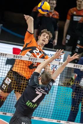 17 03 2024, Berlin, Volleyball 1 Bundesliga, Men, Playoff quarterfinals, match 1, BR Volleys SSC Karlsruhe, Max Schmeling Halle Berlins Tobias Krick l plays the ball over the net against Maximilian Kersting of SSC Karlsruhe BR Volleys SSC Karlsruhe