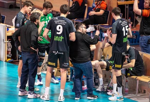 17 03 2024, Berlin, Volleyball 1 Bundesliga, Men, Playoff quarterfinals, Game 1, BR Volleys SSC Karlsruhe, Max Schmeling Halle Coach Antonio Bonelli of SSC Karlsruhe discusses with his team BR Volleys SSC Karlsruhe