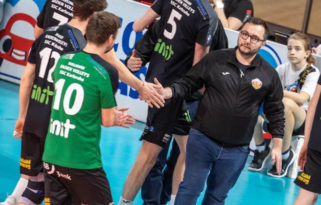 17 03 2024, Berlin, Volleyball 1 Bundesliga, Men, Playoff quarterfinals, Game 1, BR Volleys SSC Karlsruhe, Max Schmeling Halle Coach Antonio Bonelli r of SSC Karlsruhe high-fives his team BR Volleys SSC Karlsruhe