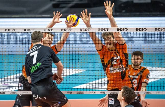 17 03 2024, Berlin, Volleyball 1 Bundesliga, Men, Playoff quarterfinals, Game 1, BR Volleys SSC Karlsruhe, Max Schmeling Halle Maximilian Kersting l r of SSC Karlsruhe plays the ball through Berlins block from Johannes Tille and Tobias Krick r BR Volleys SSC Karlsruhe