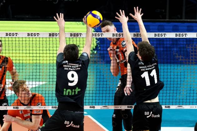 DEU, DVV, 1 VBL, BR Volleys vs Karlsruhe, 17 03 2024, Max Schmeling Halle, Berlin, DEU, DVV, 1 VBL, BR Volleys vs Karlsruhe, in the picture Marek Sotola BR Volleys 17 , Thorben Sandmeier Karlsruhe 9 , Tobias Hosch Karlsruhe 11 Photo Juergen Engler nordphoto GmbH nordphotoxGmbHx xEngler nph00076