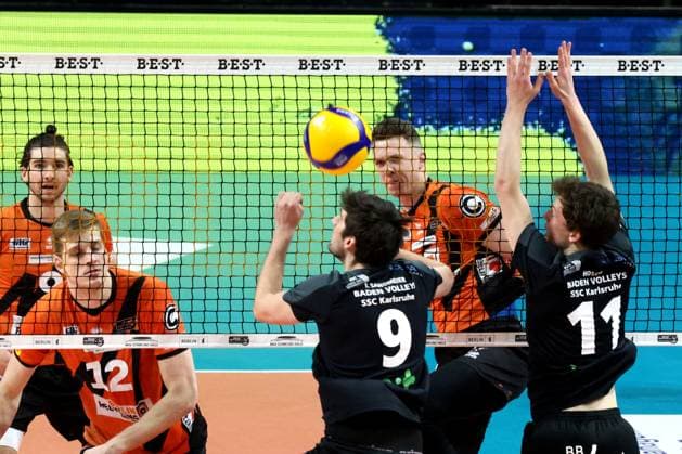 DEU, DVV, 1 VBL, BR Volleys vs Karlsruhe, 17 03 2024, Max Schmeling Halle, Berlin, DEU, DVV, 1 VBL, BR Volleys vs Karlsruhe, in the picture Marek Sotola BR Volleys 17 , Thorben Sandmeier Karlsruhe 9 , Tobias Hosch Karlsruhe 11 Photo Juergen Engler nordphoto GmbH nordphotoxGmbHx xEngler nph00076