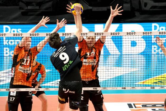 DEU, DVV, 1 VBL, BR Volleys vs Karlsruhe, 17 03 2024, Max Schmeling Halle, Berlin, DEU, DVV, 1 VBL, BR Volleys vs Karlsruhe, in the picture Marek Sotola BR Volleys 17 , Leon Dervisaj BR Volleys 14 , Thorben Sandmeier Karlsruhe 9 Foto Juergen Engler nordphoto GmbH nordphotoxGmbHx xEngler nph00076