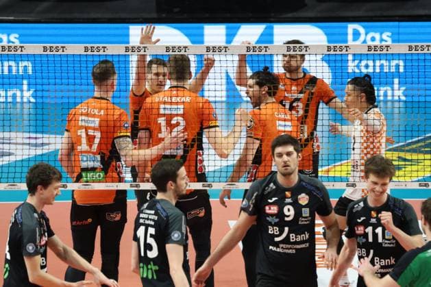 DEU, DVV, 1 VBL, BR Volleys vs Karlsruhe, 17 03 2024, Max Schmeling Halle, Berlin, DEU, DVV, 1 VBL, BR Volleys vs Karlsruhe, in the picture BR Volleys players circle, Karlsruhe players circle Photo Juergen Engler nordphoto GmbH nordphotoxGmbHx xEngler nph00076