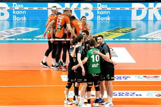 DEU, DVV, 1 VBL, BR Volleys vs Karlsruhe, 17 03 2024, Max Schmeling Halle, Berlin, DEU, DVV, 1 VBL, BR Volleys vs Karlsruhe, in the picture BR Volleys players circle, Karlsruhe players circle Photo Juergen Engler nordphoto GmbH nordphotoxGmbHx xEngler nph00076