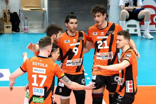 DEU, DVV, 1 VBL, BR Volleys vs Karlsruhe, 17 03 2024, Max Schmeling Halle, Berlin, DEU, DVV, 1 VBL, BR Volleys vs Karlsruhe, in the picture BR Volleys player circle Photo Juergen Engler nordphoto GmbH nordphotoxGmbHx xEngler nph00076