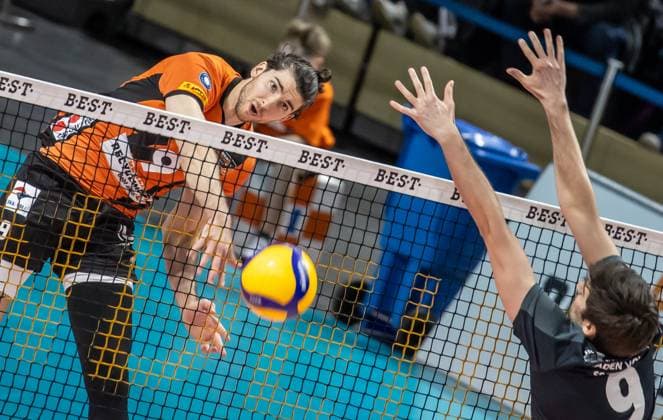 17 03 2024, Berlin, Volleyball 1 Bundesliga, Men, Playoff quarterfinals, Game 1, BR Volleys SSC Karlsruhe, Max Schmeling Halle Berlins Timothee Carle l plays the ball past Thorben Sandmeier of SSC Karlsruhe BR Volleys SSC Karlsruhe