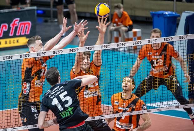 17 03 2024, Berlin, Volleyball 1 Bundesliga, Men, Playoff quarterfinals, Game 1, BR Volleys SSC Karlsruhe, Max Schmeling Halle Jens Sandmeier M from SSC Karlsruhe plays the ball against Berlins block from Marek Sotola l and Tobias Krick BR Volleys SSC Karlsruhe