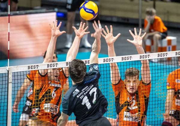 17 03 2024, Berlin, Volleyball 1 Bundesliga, Men, Playoff quarterfinals, Game 1, BR Volleys SSC Karlsruhe, Max Schmeling Halle Lukas Jaeger M of SSC Karlsruhe plays the ball against Berlins block of Johannes Tille l and Saso Stalekar BR Volleys SSC Karlsruhe