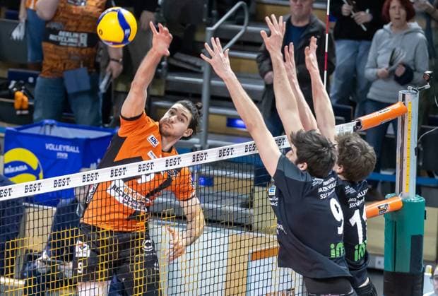17 03 2024, Berlin, Volleyball 1 Bundesliga, Men, Playoff quarterfinals, match 1, BR Volleys SSC Karlsruhe, Max Schmeling Halle Berlins Timothee Carle l r plays the ball against the block from Thorben Sandmeier and Tobias Hosch of SSC Karlsruhe BR Volleys SSC Karlsruhe