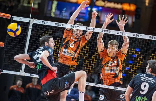 17 03 2024, Berlin, Volleyball 1 Bundesliga, Men, Playoff quarter-finals, match 1, BR Volleys SSC Karlsruhe, Max Schmeling Halle Berlins Saso Stalekar r l and Johannes Tille block the ball from Jens Sandmeier of SSC Karlsruhe BR Volleys SSC Karlsruhe