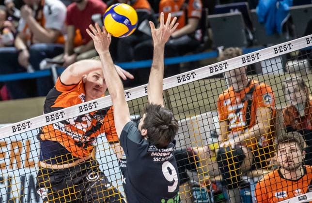 17 03 2024, Berlin, Volleyball 1 Bundesliga, Men, Playoff quarterfinals, match 1, BR Volleys SSC Karlsruhe, Max Schmeling Halle Berlins Saso Stalekar l plays the ball against Thorben Sandmeier of SSC Karlsruhe BR Volleys SSC Karlsruhe