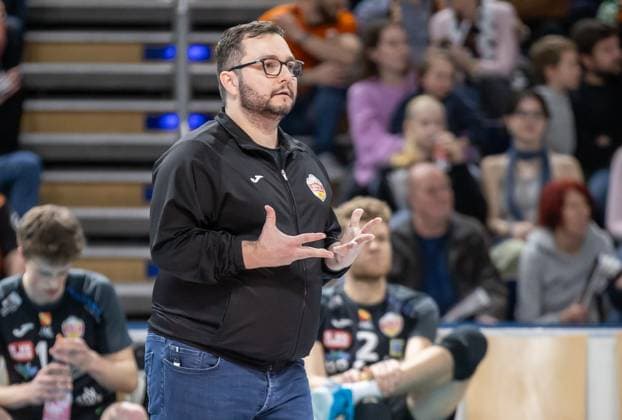 17 03 2024, Berlin, Volleyball 1 Bundesliga, Men, Playoff quarterfinals, Game 1, BR Volleys SSC Karlsruhe, Max Schmeling Halle Coach Antonio Bonelli of SSC Karlsruhe gesticulating at the edge of the court BR Volleys SSC Karlsruhe
