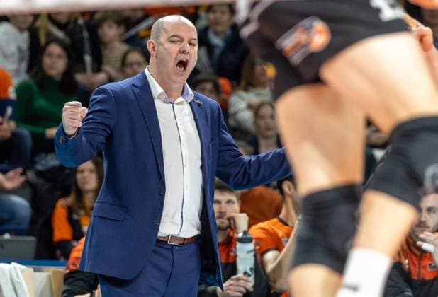 17 03 2024, Berlin, Volleyball 1 Bundesliga, Men, Playoff quarterfinals, Game 1, BR Volleys SSC Karlsruhe, Max Schmeling Halle Coach Joel Banks of the Berlin Volleys cheers after BR Volleys SSC Karlsruhe win a point