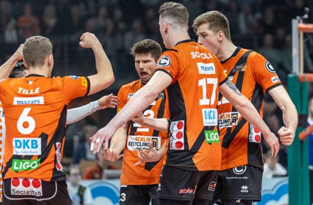 17 03 2024, Berlin, Volleyball 1 Bundesliga, Men, Playoff quarterfinals, Game 1, BR Volleys SSC Karlsruhe, Max Schmeling Halle Berlins players cheer after BR Volleys SSC Karlsruhe win a point