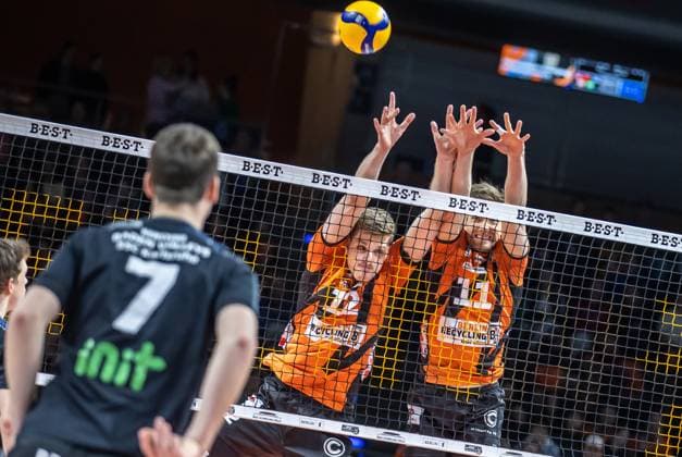 17 03 2024, Berlin, Volleyball 1 Bundesliga, Men, Playoff quarterfinals, match 1, BR Volleys SSC Karlsruhe, Max Schmeling Halle Berlins Saso Stalekar l and Cody Kessel go for the ball in the block BR Volleys SSC Karlsruhe