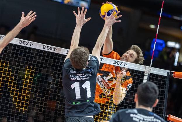 17 03 2024, Berlin, Volleyball 1 Bundesliga, Men, Playoff quarterfinals, Game 1, BR Volleys SSC Karlsruhe, Max Schmeling Halle Berlins Cody Kessel r plays the ball against Tobias Hosch of SSC Karlsruhe BR Volleys SSC Karlsruhe
