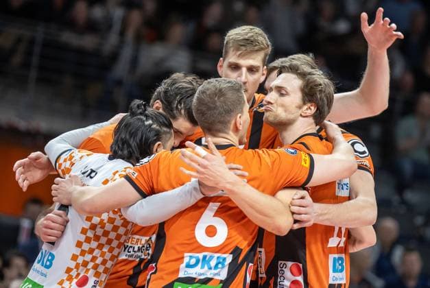 17 03 2024, Berlin, Volleyball 1 Bundesliga, Men, Playoff quarterfinals, Game 1, BR Volleys SSC Karlsruhe, Max Schmeling Halle Berlins players cheer after the victory BR Volleys SSC Karlsruhe