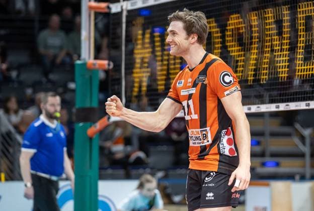 17 03 2024, Berlin, Volleyball 1 Bundesliga, Men, Playoff quarterfinals, Game 1, BR Volleys SSC Karlsruhe, Max Schmeling Halle Berlins Cody Kessel celebrates after the victory BR Volleys SSC Karlsruhe