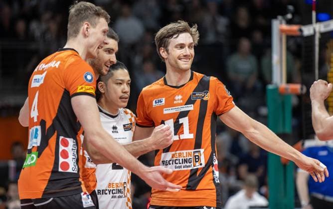 17 03 2024, Berlin, Volleyball 1 Bundesliga, Men, Playoff quarterfinals, Game 1, BR Volleys SSC Karlsruhe, Max Schmeling Halle Berlins players cheer after the victory BR Volleys SSC Karlsruhe