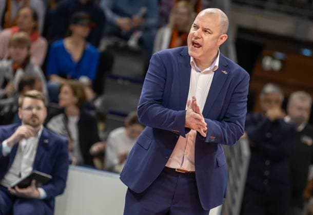17 03 2024, Berlin, Volleyball 1 Bundesliga, Men, Playoff quarterfinals, Game 1, BR Volleys SSC Karlsruhe, Max Schmeling Halle Coach Joel Banks of the Berlin Volleys cheers after the victory BR Volleys SSC Karlsruhe
