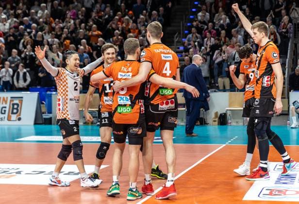 17 03 2024, Berlin, Volleyball 1 Bundesliga, Men, Playoff quarterfinals, Game 1, BR Volleys SSC Karlsruhe, Max Schmeling Halle Berlins players cheer after the victory BR Volleys SSC Karlsruhe