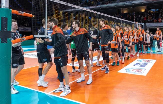 17 03 2024, Berlin, Volleyball 1 Bundesliga, Men, Playoff quarterfinals, Match 1, BR Volleys SSC Karlsruhe, Max Schmeling Halle Both teams high-five each other after the match BR Volleys SSC Karlsruhe
