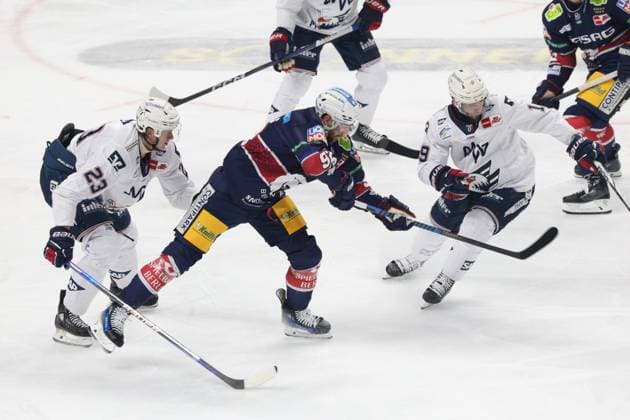Sport Themen der Woche KW11 Sport Bilder des Tages DEU, DEL, 1.EBL, Eisbaeren vs. Adler Mannheim, 17.03.2024, Mercedes-Benz-Arena, Berlin, DEU, DEL, 1.EBL, Eisbaeren vs. Adler Mannheim, im Bild Marcel Noebels (Eisbaeren Berlin 92), Jyaki Jokipakka (Adler Mannheim 23), Linden Vey (Adler Mannheim 19) Foto: Juergen Engler nordphoto GmbH *** DEU, DEL, 1 EBL, Eisbaeren vs Adler Mannheim, 17 03 2024, Mercedes Benz Arena, Berlin, DEU, DEL, 1 EBL, Eisbaeren vs Adler Mannheim, in the picture Marcel Noebels Eisbaeren Berlin 92 , Jyaki Jokipakka Adler Mannheim 23 , Linden Vey Adler Mannheim 19 Foto Juergen Engler nordphoto GmbH nordphotoxGmbHx xEngler nph00076