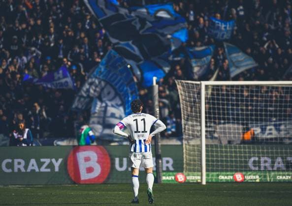 Fußball 2 Bundesliga, Hertha BSC FC Schalke 04 17 03 2024, xdanx, Fussball 2 Bundesliga, Hertha BSC FC Schalke 04, v l Fabian Reese Hertha BSC 11 ,schaut in die Ostkurve DFL DFB REGULATIONS PROHIBIT ANY USE OF PHOTOGRAPHS as IMAGE SEQUENCES and or QUASI VIDEO Foto Daniel Lakomski Mix1 Berlin Olympiastadion Berlin Berlin Deutschland DE Copyright: xDanielxLakomskix