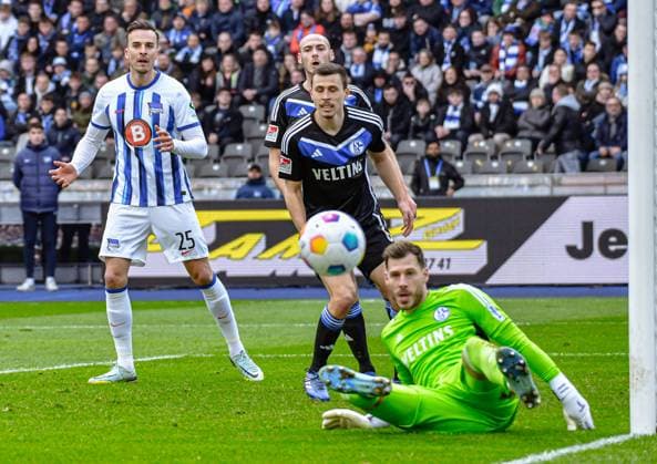 Soccer 2 Bundesliga, Hertha BSC FC Schalke 04 17 03 2024, xdanx, Soccer 2 Bundesliga, Hertha BSC FC Schalke 04, v l Haris Tabakovic Hertha BSC 25 ,Henning Matriciani FC Schalke 04 41 ,Ron Schallenberg FC Schalke 04 6 ,Marius Mueller FC Schalke 04 32 ,duel, duel, fight, tackle DFL DFB REGULATIONS PROHIBIT ANY USE OF PHOTOGRAPHS as IMAGE SEQUENCES and or QUASI VIDEO Foto Daniel Lakomski Mix1 Berlin Olympiastadion Berlin Berlin Germany EN Copyright: xDanielxLakomskix