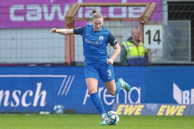 v li Nina Rolfes SV Meppen, 3 on the ball, cropped image, single image, full body, action, action, match scene, THE DFB REGULATIONS PROHIBIT ANY USE OF PHOTOGRAPHS AS IMAGE SEQUENCES AND OR QUASI VIDEO , 17 03 2024, Meppen Germany , Football, 2 Womens Bundesliga, SV Meppen FC Ingolstadt 04 xobx