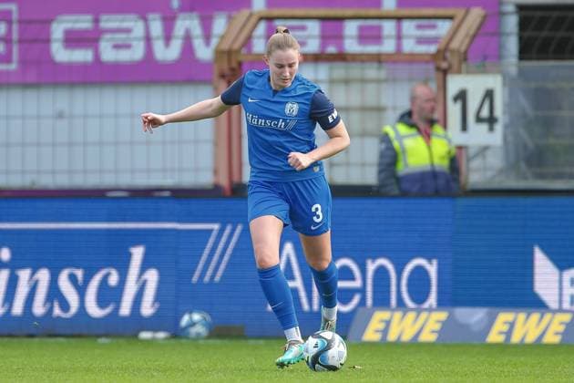 v li Nina Rolfes SV Meppen, 3 on the ball, cropped image, single image, full body, action, action, match scene, THE DFB REGULATIONS PROHIBIT ANY USE OF PHOTOGRAPHS AS IMAGE SEQUENCES AND OR QUASI VIDEO , 17 03 2024, Meppen Germany , Football, 2 Womens Bundesliga, SV Meppen FC Ingolstadt 04 xobx