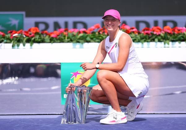 Iga Swiatek of Poland celebrates with the Champions Trophy BNP Paribas Open, Tennis, Day 12, Indian Wells Tennis Garden, California, USA - 17 Mar 2024  Copyright: xEllaxLing Shutterstockx 14386189d