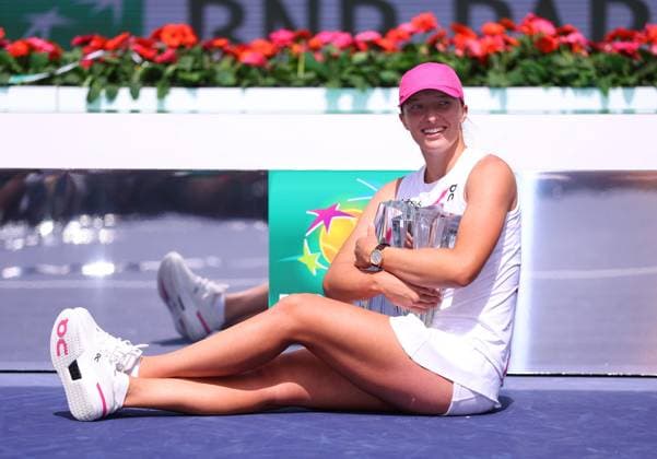Iga Swiatek of Poland celebrates with the Champions Trophy BNP Paribas Open, Tennis, Day 12, Indian Wells Tennis Garden, California, USA - 17 Mar 2024  Copyright: xEllaxLing Shutterstockx 14386189b