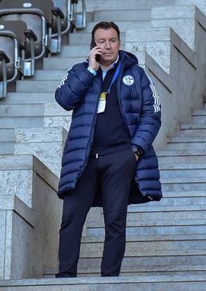 Fußball 2 Bundesliga, Hertha BSC FC Schalke 04 17 03 2024, xdanx, Fussball 2 Bundesliga, Hertha BSC FC Schalke 04, v l Marc Wilmots Sportdirektor beim FC Schalke 04 mit dem Handy am Ohr DFL DFB REGULATIONS PROHIBIT ANY USE OF PHOTOGRAPHS as IMAGE SEQUENCES and or QUASI VIDEO Foto Daniel Lakomski Mix1 Berlin Olympiastadion Berlin Berlin Deutschland DE Copyright: xDanielxLakomskix