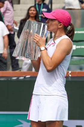 INDIAN WELLS, CA - MARCH 17: Iga Swiatek (POL) poses with the trophy after winning the womenÕs singles final during the BNP Paribas Open on March 17, 2024 at Indian Wells Tennis Garden in Indian Wells, CA. (Photo by George Walker Icon Sportswire) TENNIS: MAR 17 BNP Paribas Open EDITORIAL USE ONLY Icon240317001