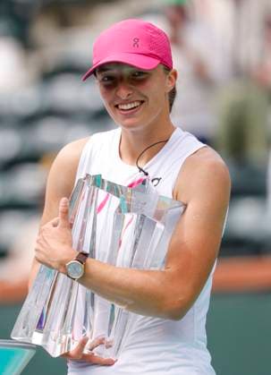 Tennis 2024: BNP Paribas Open MAR 17 March 17, 2024 Iga Swiatek of Poland holds her winners trophy after her straight sets victory against Maria Sakkari of Greece in the Women s Final during the BNP Paribas Open at Indian Wells Tennis Garden in Indian Wells, CA. Charles Baus CSM (Credit Image: Charles Baus Cal Media) Indian Wells Ca United States of America EDITORIAL USE ONLY Copyright: xx ZUMA-20240317_zma_c04_061.jpg CharlesxBausx csmphotothree243465