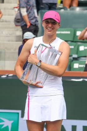 INDIAN WELLS, CA - MARCH 17: Iga Swiatek (POL) poses with the trophy after winning the womenÕs singles final during the BNP Paribas Open on March 17, 2024 at Indian Wells Tennis Garden in Indian Wells, CA. (Photo by George Walker Icon Sportswire) TENNIS: MAR 17 BNP Paribas Open EDITORIAL USE ONLY Icon240317004