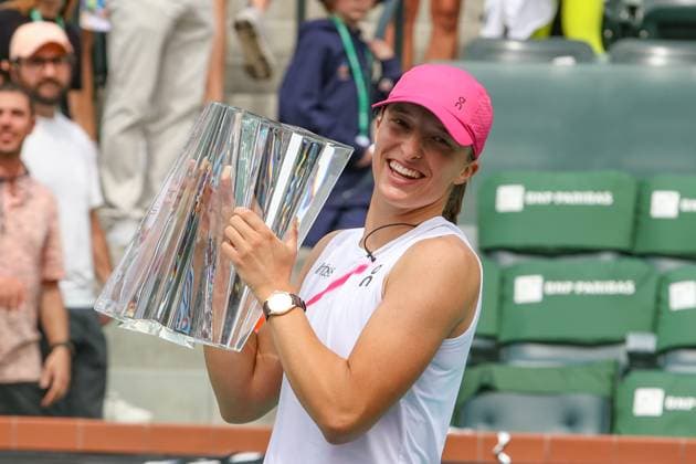 INDIAN WELLS, CA - MARCH 17: Iga Swiatek (POL) poses with the trophy after winning the womenÕs singles final during the BNP Paribas Open on March 17, 2024 at Indian Wells Tennis Garden in Indian Wells, CA. (Photo by George Walker Icon Sportswire) TENNIS: MAR 17 BNP Paribas Open EDITORIAL USE ONLY Icon240317006