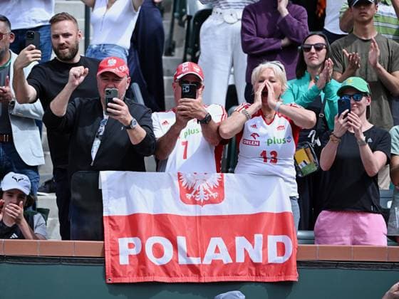 INDIAN WELLS, CA - MARCH 17: Fans react to Iga Swiatek (POL) being given the BNP Paribas Open championship trophy after winning a WTA, Tennis Damen finals tennis match played on March 17, 2024 at the Indian Wells Tennis Garden in Indian Wells, CA. (Photo by John Cordes Icon Sportswire) TENNIS: MAR 17 BNP Paribas Open EDITORIAL USE ONLY Icon506240317006
