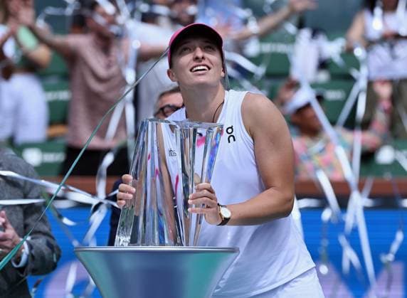 INDIAN WELLS, CA - MARCH 17: Iga Swiatek (POL) holds the BNP Paribas Open championship trophy and streamers fly over her after Swiatek won a WTA, Tennis Damen finals tennis match played on March 17, 2024 at the Indian Wells Tennis Garden in Indian Wells, CA. (Photo by John Cordes Icon Sportswire) TENNIS: MAR 17 BNP Paribas Open EDITORIAL USE ONLY Icon506240317012