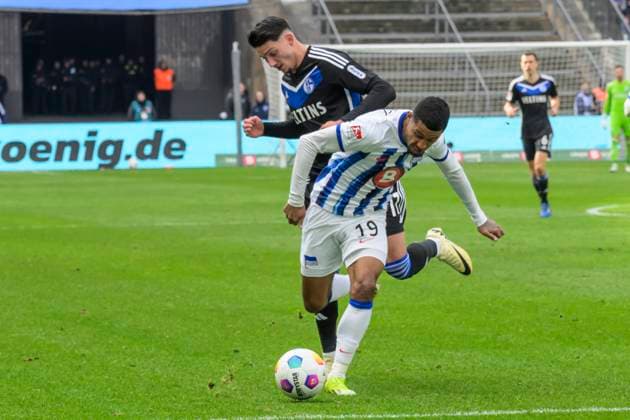 v l Yusuf Kabadayi Schalke 04, 17 , Jeremy Dudziak Hertha BSC, 19 , duel, action, fight, Hertha BSC FC Schalke 04, 2 Bundesliga, football, DFB, season 2023 2024, 26 matchday, Olympia Stadion Berlin, DFB DFL REGULATIONS PROHIBIT ANY USE OF PHOTOGRAPHS AS IMAGE SEQUENCES AND OR QUASI VIDEO, 17 03 2024, Copyright: HMBxMedia UwexKoch