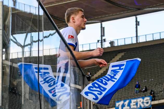 Marten Winkler Hertha BSC, 22 , with Hertha flag while signing autographs, clipping, Hertha BSC FC Schalke 04, 2 Bundesliga, Football, DFB, Season 2023 2024, 26 Matchday, Olympia Stadium Berlin, DFB DFL REGULATIONS PROHIBIT ANY USE OF PHOTOGRAPHS AS IMAGE SEQUENCES AND OR QUASI VIDEO, 17 03 2024, Copyright: HMBxMedia UwexKoch