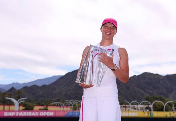 Iga Swiatek of Poland celebrates with the trophy in front of the desert mountains BNP Paribas Open, Tennis, Day 12, Indian Wells Tennis Garden, California, USA - 17 Mar 2024  Copyright: xEllaxLing Shutterstockx 14386189ad
