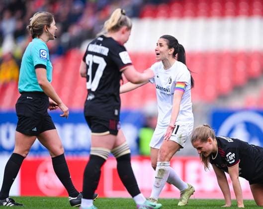 Germany, Nuremberg, 17 03 2024, Max Morlock Stadion, 1 FC Nuremberg vs SC Freiburg Frauen Bundesliga, Hasret Kayikci SC Freiburg complains to referee Karoline Wacker Nuremberg Max Morlock Stadion Bavaria Germany eu-images-738