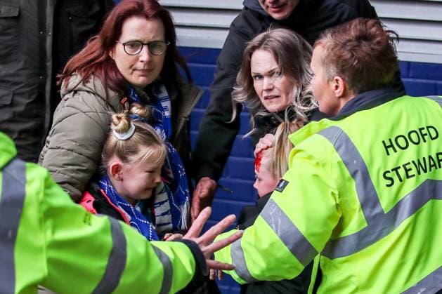 Sport Themen der Woche KW11 Sport Bilder des Tages 2024-03-17 SC Heerenveen v Feyenoord - Dutch Eredivisie HEERENVEEN, NETHERLANDS - MARCH 17: small child with blood from riots during the Dutch Eredivisie match between SC Heerenveen and Feyenoord at Abe Lenstra Stadion on March 17, 2024 in Heerenveen, Netherlands. (Photo by Pieter van der Woude BSR Agency) Heerenveen Netherlands Content not available for redistribution in The Netherlands directly or indirectly through any third parties. Copyright: xBSRxAgencyx