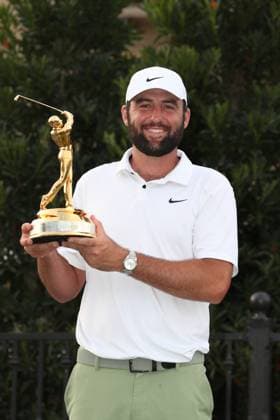 PONTE VEDRA BEACH, FL - MARCH 17: PGA, Golf Herren golfer Scottie Scheffler poses with the trophy after winning The Players Championship on March 17, 2024, at TPC Sawgrass in Ponte Vedra Beach, Florida. (Photo by Brian Spurlock Icon Sportswire) GOLF: MAR 17 PGA THE PLAYERS Championship EDITORIAL USE ONLY Icon24031765