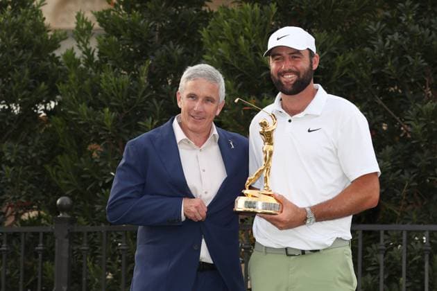 PONTE VEDRA BEACH, FL - MARCH 17: PGA, Golf Herren golfer Scottie Scheffler poses with the trophy and commissioner Jay Monahan after winning The Players Championship on March 17, 2024, at TPC Sawgrass in Ponte Vedra Beach, Florida. (Photo by Brian Spurlock Icon Sportswire) GOLF: MAR 17 PGA THE PLAYERS Championship EDITORIAL USE ONLY Icon24031767